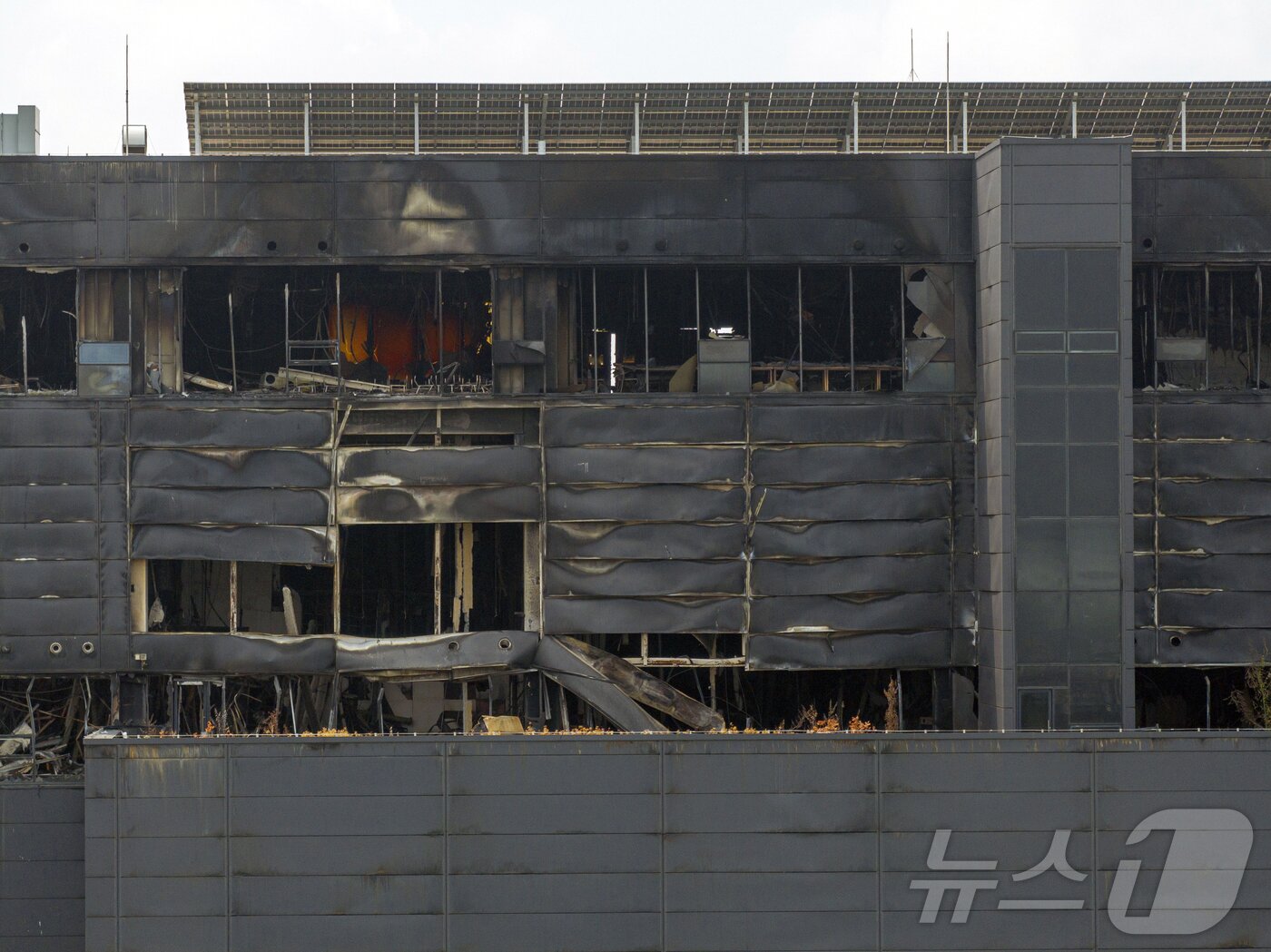 본문 이미지 - 인천 쿠팡 물류센터 화재 조사를 위한 합동 감식이 진행된 28일 오전 인천 서해구 쿠팡32물류센터에서 관계자들이 합동 감식을 하고 있다. (공동취재) 2026.7.28 ⓒ 뉴스1 김민지 기자