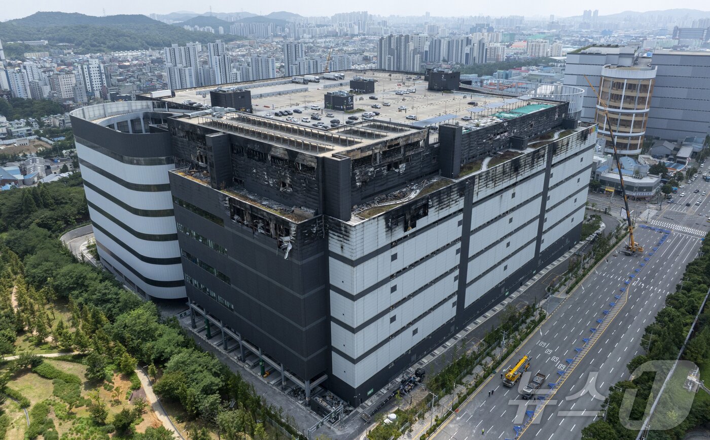 본문 이미지 - 인천 쿠팡 물류센터 화재 조사를 위한 합동 감식이 진행된 28일 오전 인천 서해구 쿠팡32물류센터에서 관계자들이 합동 감식을 하고 있다. (공동취재) 2026.7.28 ⓒ 뉴스1 김민지 기자