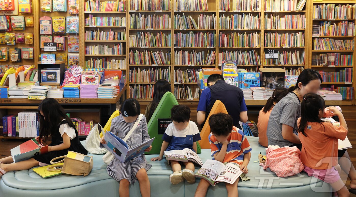 본문 이미지 - 기록적인 폭염이 이어진 28일 서울 종로구 광화문 교보문고에서 방학을 맞은 어린이들이 옹기종기 앉아 책을 읽고 있다. 2026.7.28 ⓒ 뉴스1 오대일 기자