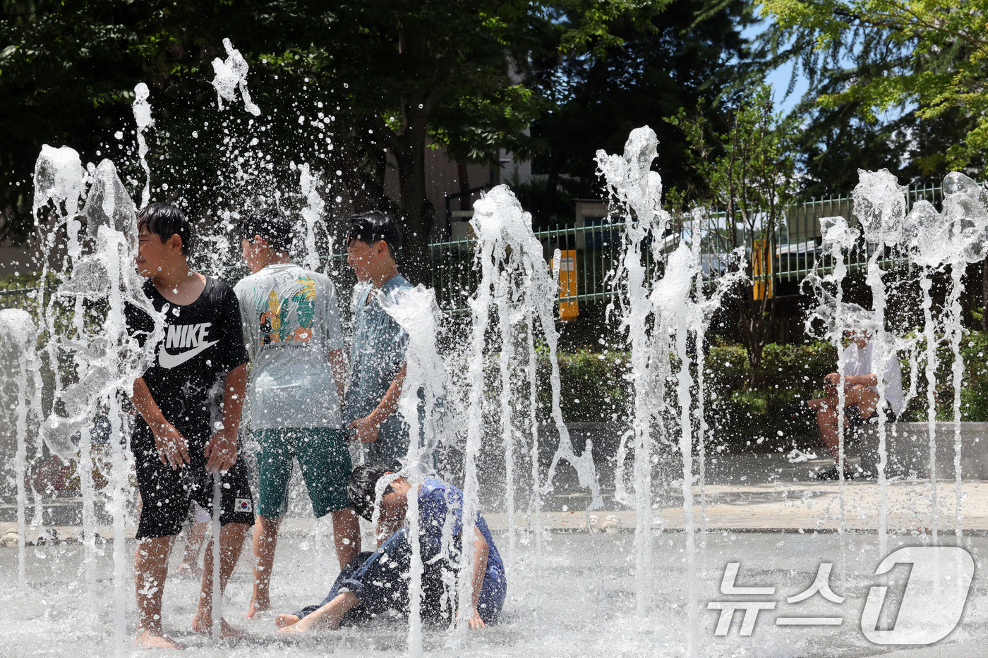 (전남광주=뉴스1) 박지현 기자 = 연일 폭염이 기승을 부리고 있는 28일 전남광주 북구 일곡동 들샘어린이공원에 설치된 바닥분수에서 학생들이 더위를 식히고 있다.  2026.7.2 …