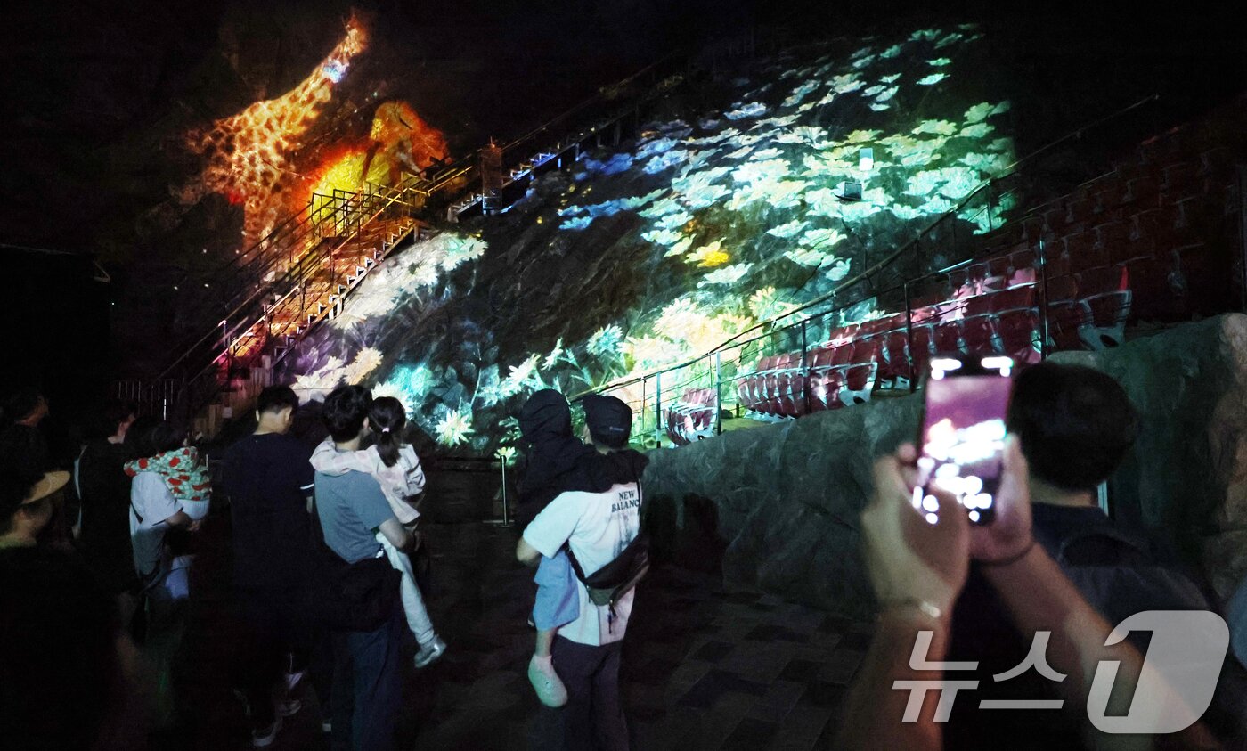 본문 이미지 - 전국 대부분 지역에 폭염특보가 내려져 무더운 날씨를 보인 28일 경기 광명시 가학동 광명동굴을 찾은 시민들이 시원한 동굴바람을 맞으며 더위를 식히고 있다. 2026.7.28 ⓒ 뉴스1 김영운 기자