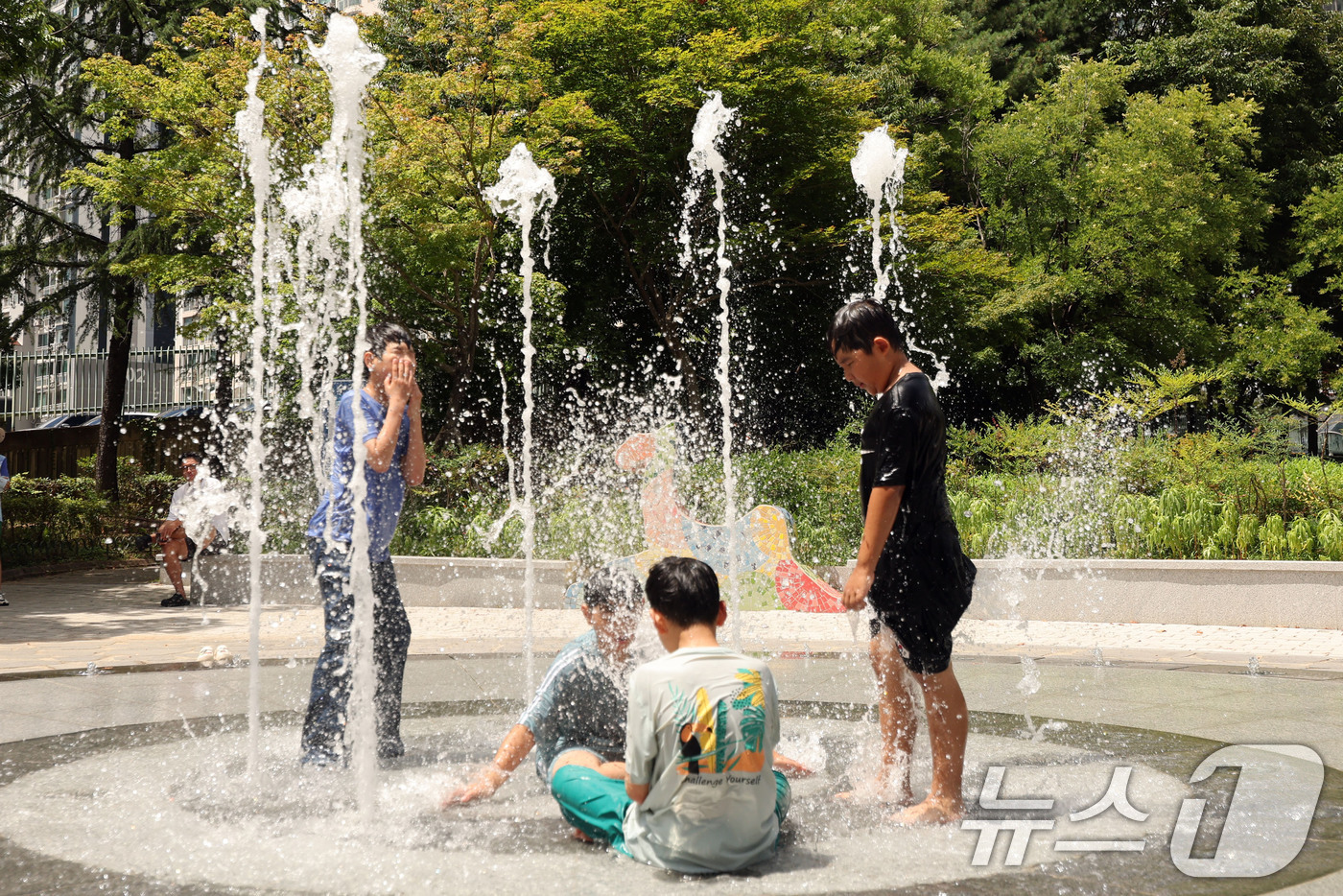 (전남광주=뉴스1) 박지현 기자 = 연일 폭염이 기승을 부리고 있는 28일 전남광주 북구 일곡동 들샘어린이공원에 설치된 바닥분수에서 학생들이 더위를 식히고 있다. 2026.7.28 …
