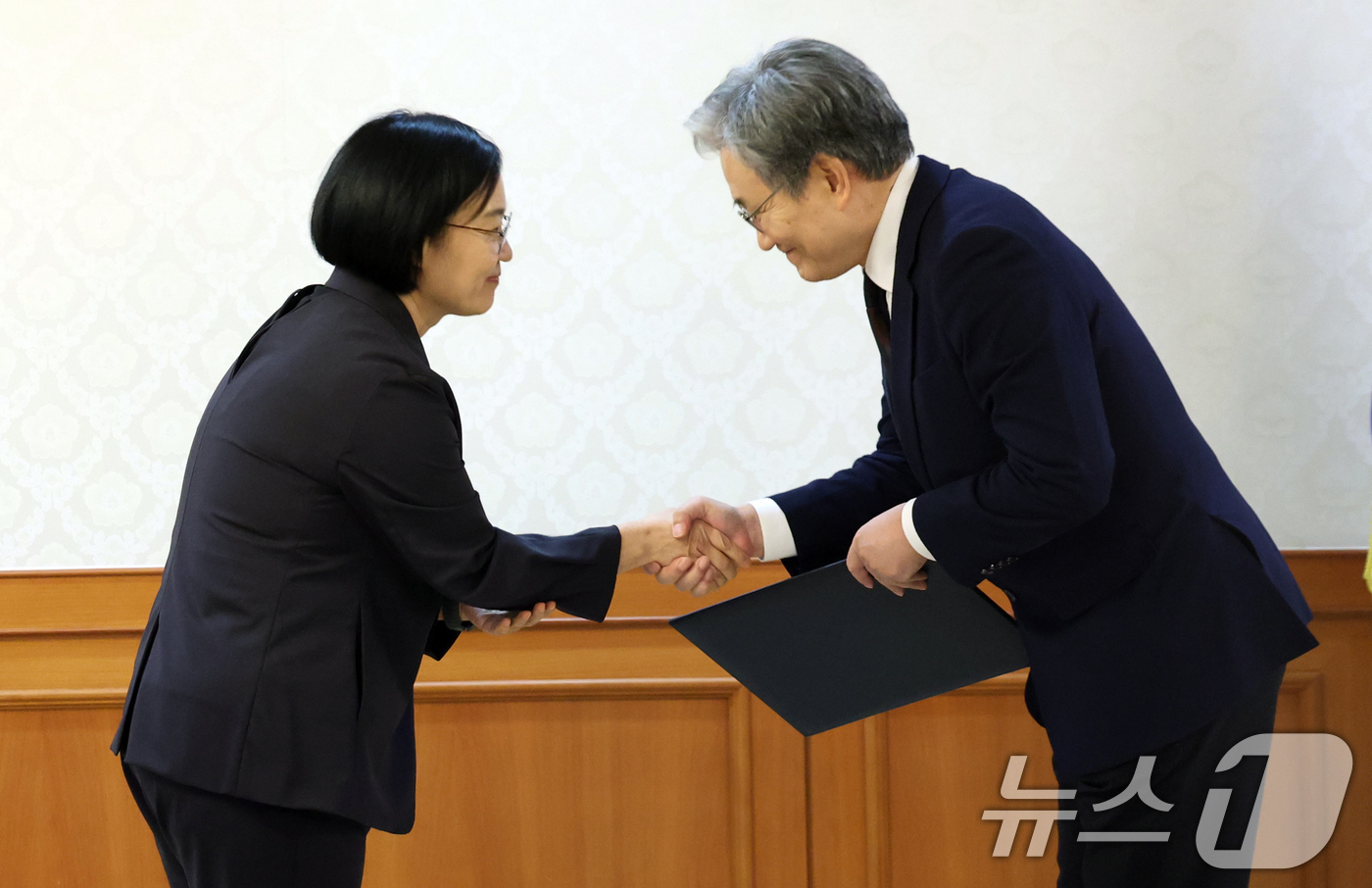 (서울=뉴스1) 김명섭 기자 = 한성숙 국무총리가 28일 오후 서울 종로구 세종대로 정부서울청사에서 열린 공공갈등 공론화운영위원회 민간위원 위촉식에서 강영진 위원장에게 위촉장을 전 …