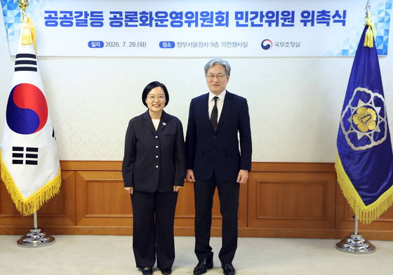 강영진 위원장과 기념촬영하는 한성숙 총리