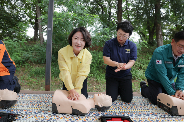 추미애, 양평서 물놀이 안전사고 대비태세 점검…심폐소생술 시연도