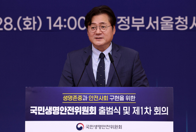 靑 "현행 헌법상 현직 대통령 '연임 개헌' 현실적으로 불가능"