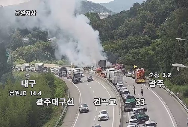 순창 굉주대구고속도로 달리던 25톤 트럭서 불…진화 중