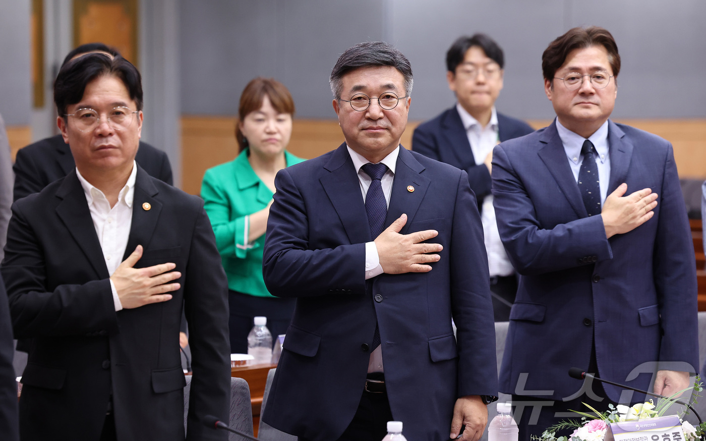 (서울=뉴스1) 김성진 기자 = 김영훈 고용노동부 장관(왼쪽부터), 윤호중 행정안전부 장관, 홍익표 청와대 정무수석이 28일 서울 종로구 정부서울청사 별관에서 열린 국민생명안전위원 …