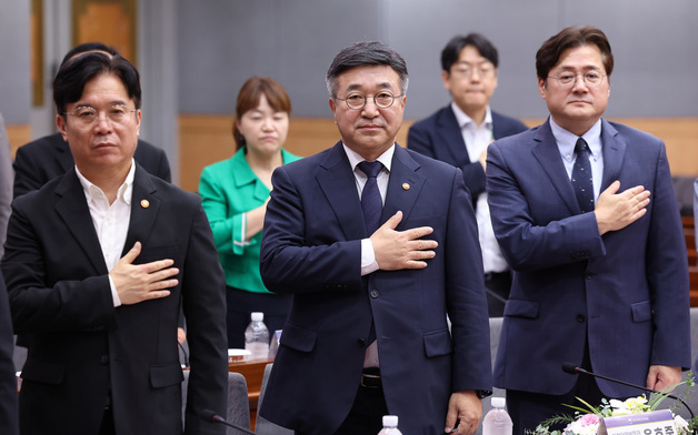 국기에 대한 경례하는 윤호중 장관·김영훈 장관·홍익표 정무수석
