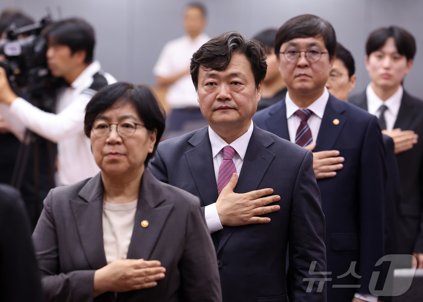 (서울=뉴스1) 김성진 기자 = 정은경 보건복지부 장관(왼쪽부터), 백종우 국민생명안전위원회 부위원장, 최휘영 문화체육관광부 장관이 28일 서울 종로구 정부서울청사 별관에서 열린 …