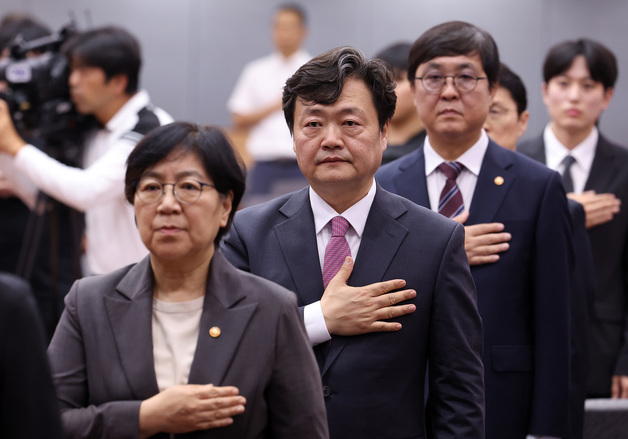 국기에 대한 경례하는 정은경 장관·백종우 부위원장·최휘영 장관