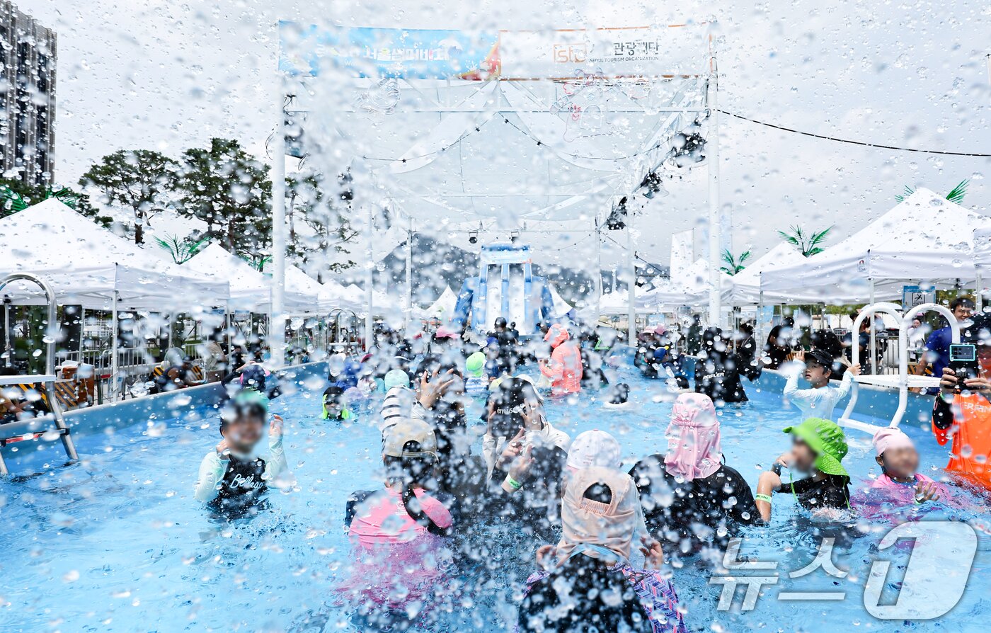 본문 이미지 - 수도권 전역에 폭염특보가 발령된 28일 서울 종로구 광화문광장에 마련된 2026 서울썸머비치 수영장을 찾은 어린이들이 물놀이를 즐기고 있다. 2026.7.28 ⓒ 뉴스1 최지환 기자