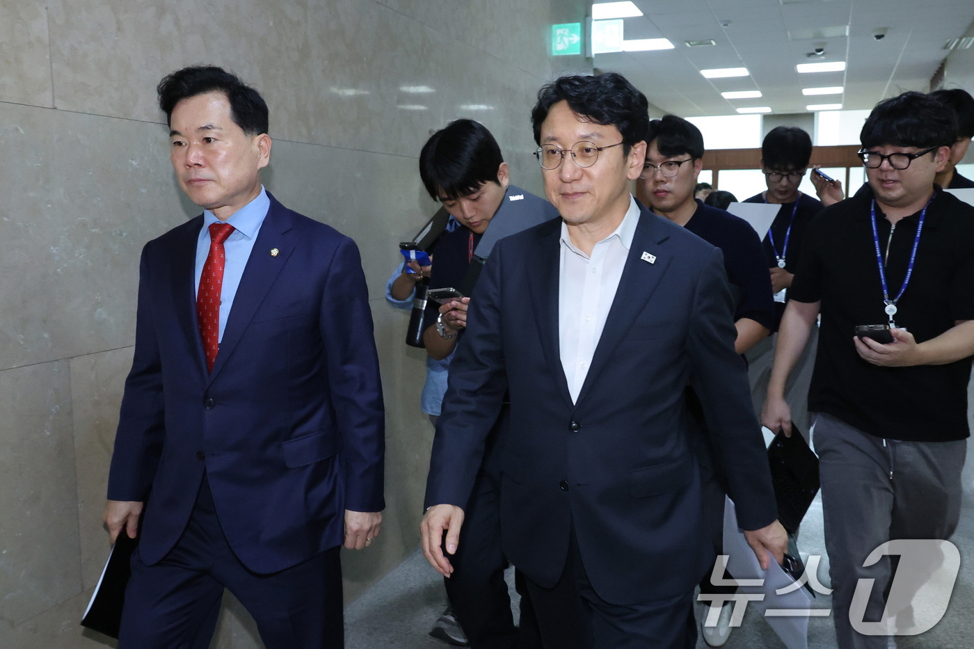 (서울=뉴스1) 신웅수 기자 = 천준호 더불어민주당 원내운영수석부대표와 김승수 국민의힘 원내운영수석부대표가 28일 서울 여의도 국회에서 회동을 마친 후 회동장을 나서고 있다. 20 …