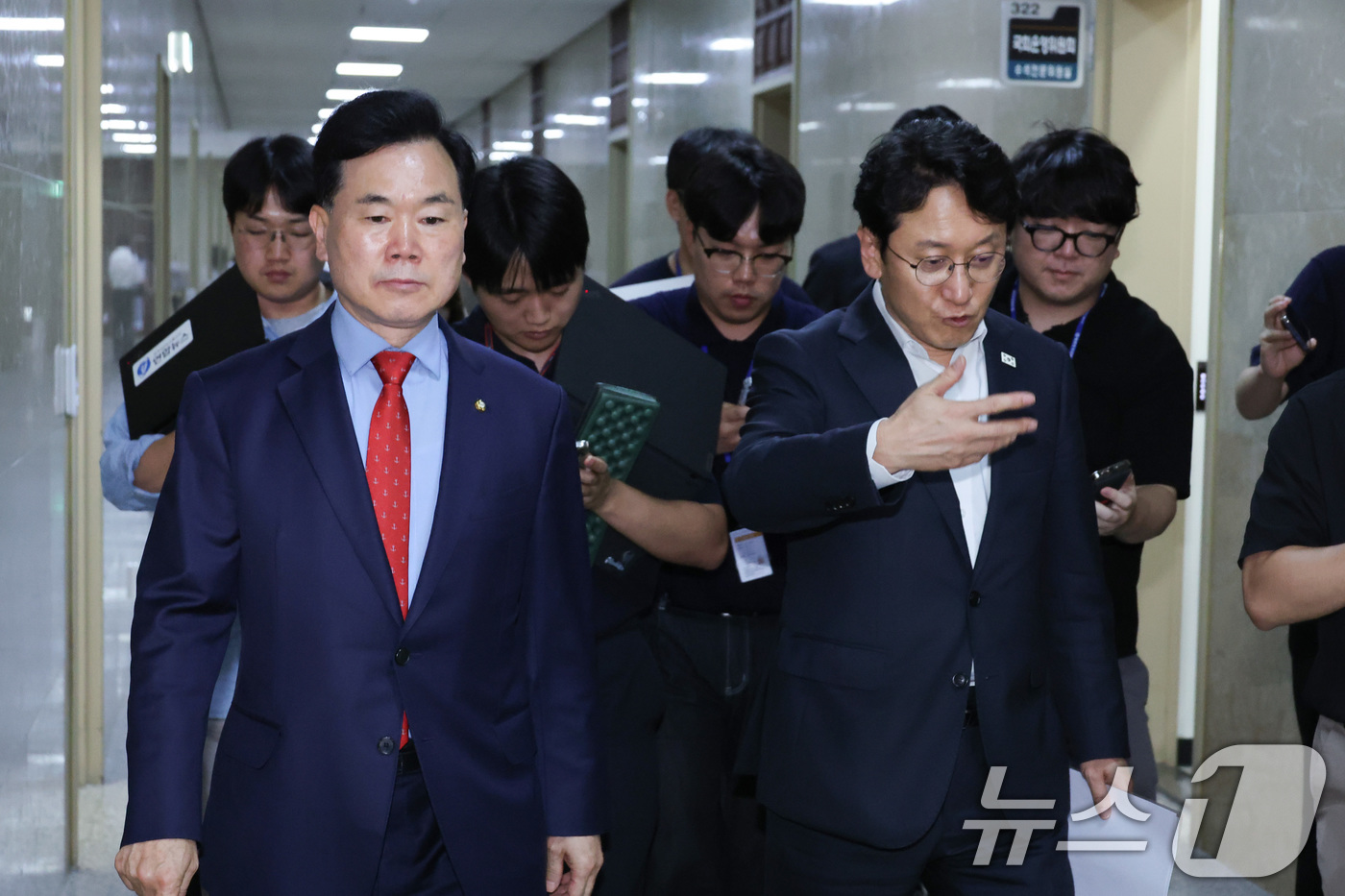 (서울=뉴스1) 신웅수 기자 = 천준호 더불어민주당 원내운영수석부대표와 김승수 국민의힘 원내운영수석부대표가 28일 서울 여의도 국회에서 회동을 마친 후 회동장을 나서고 있다. 20 …