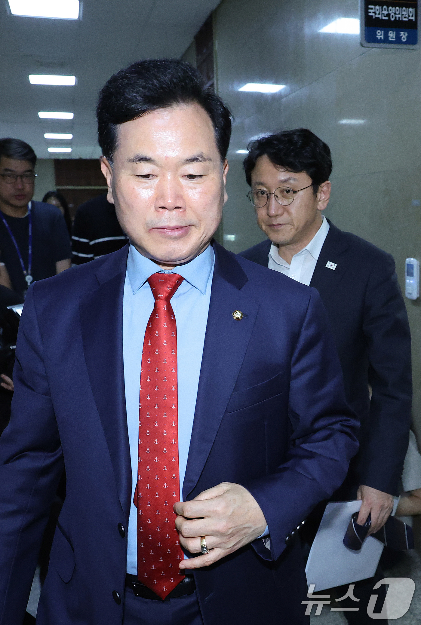 (서울=뉴스1) 신웅수 기자 = 천준호 더불어민주당 원내운영수석부대표와 김승수 국민의힘 원내운영수석부대표가 28일 서울 여의도 국회에서 회동을 마친 후 회동장을 나서고 있다. 20 …