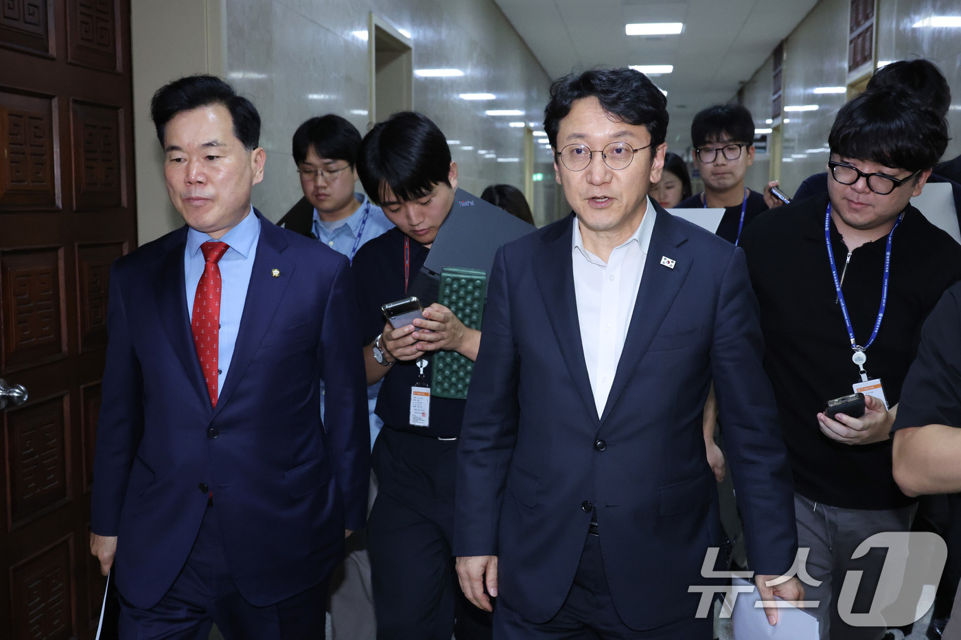 (서울=뉴스1) 신웅수 기자 = 천준호 더불어민주당 원내운영수석부대표와 김승수 국민의힘 원내운영수석부대표가 28일 서울 여의도 국회에서 회동을 마친 후 회동장을 나서고 있다. 20 …