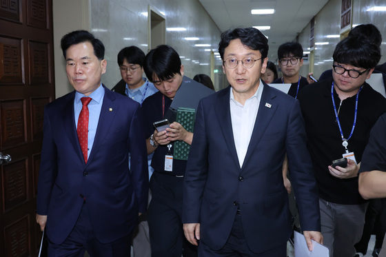 회동장 나서는 천준호·김승수
