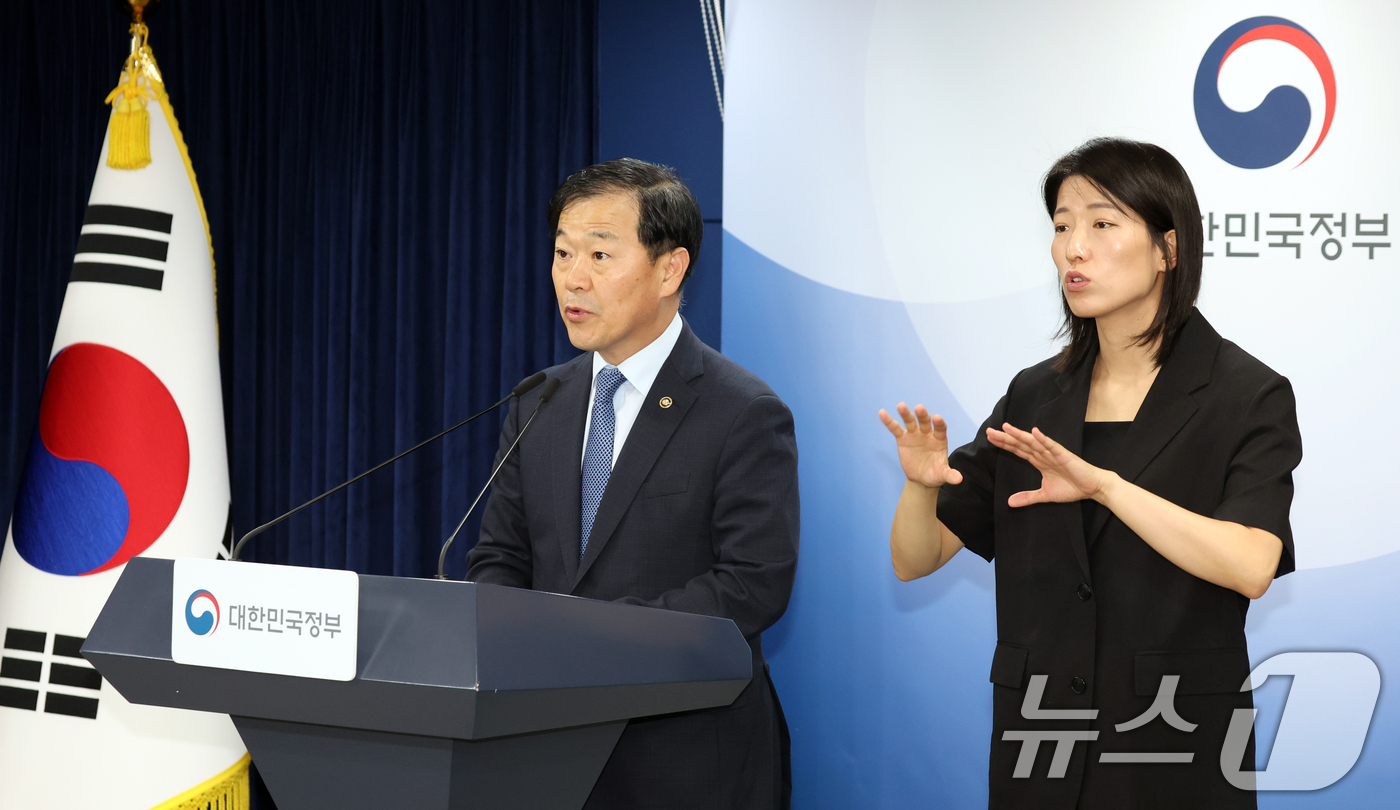 (서울=뉴스1) 김명섭 기자 = 이형훈 보건복지부 2차관이 28일 오후 서울 종로구 세종대로 정부서울청사에서 자살시도자 등 고위험군 긴급대응 강화방안 발표를 하고 있다. 2026. …