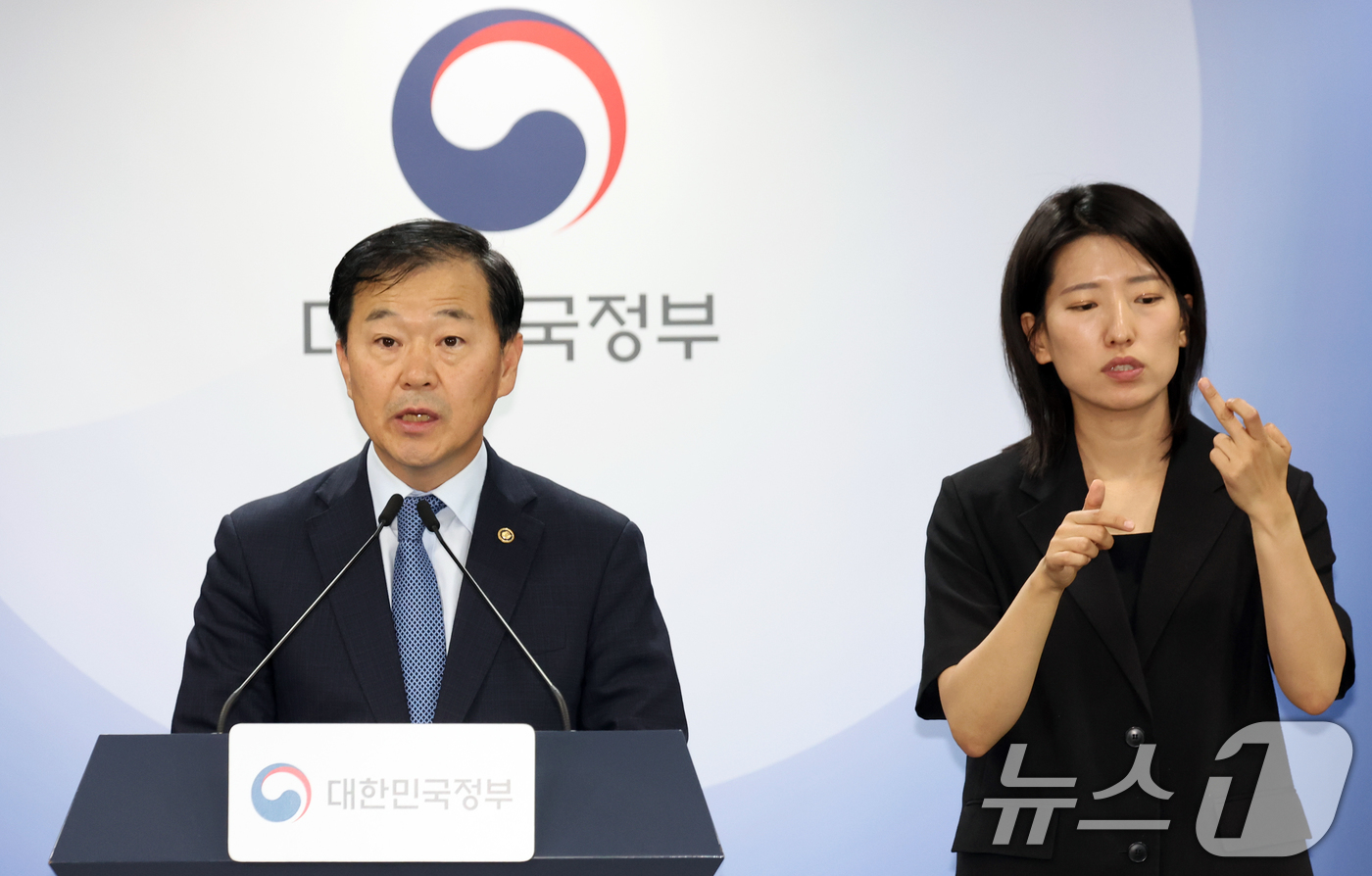(서울=뉴스1) 김명섭 기자 = 이형훈 보건복지부 2차관이 28일 오후 서울 종로구 세종대로 정부서울청사에서 자살시도자 등 고위험군 긴급대응 강화방안 발표를 하고 있다. 2026. …