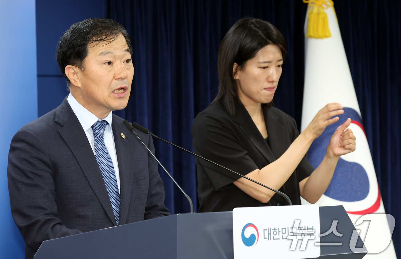 (서울=뉴스1) 김명섭 기자 = 이형훈 보건복지부 2차관이 28일 오후 서울 종로구 세종대로 정부서울청사에서 자살시도자 등 고위험군 긴급대응 강화방안 발표를 하고 있다. 2026. …