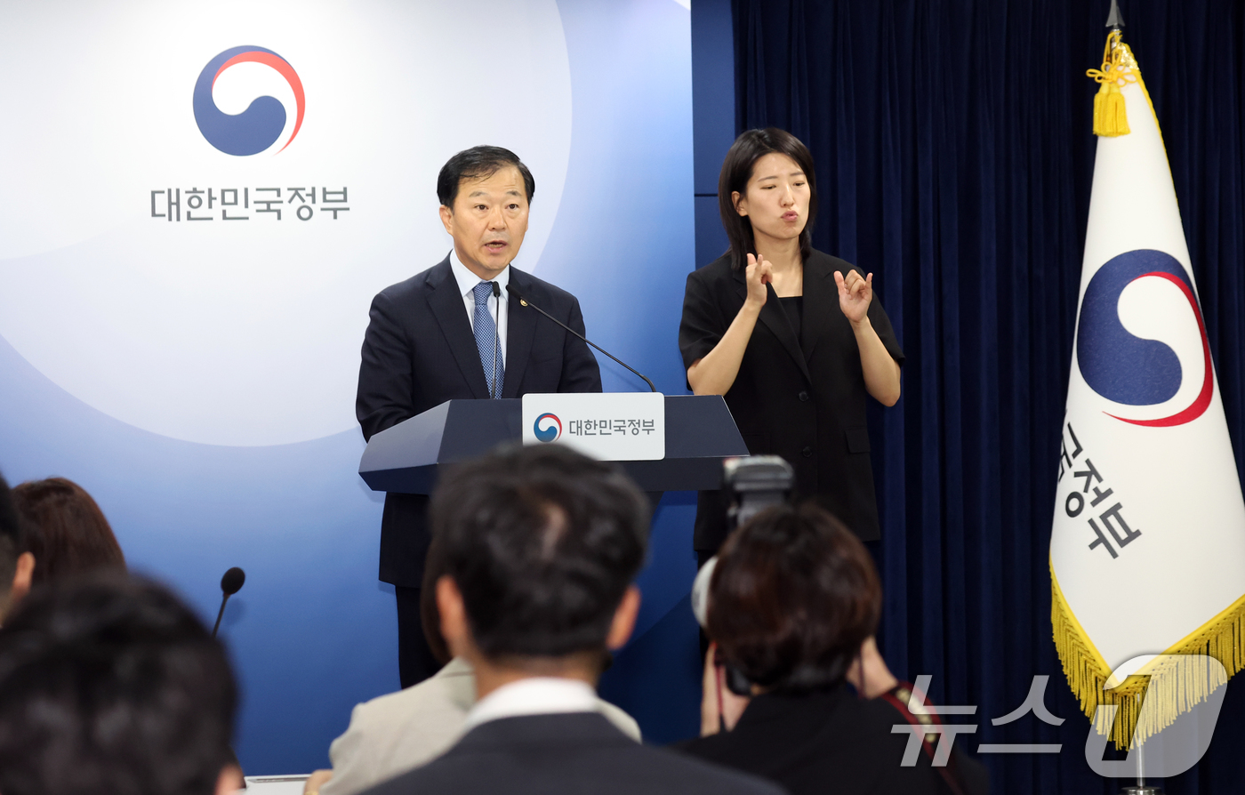 (서울=뉴스1) 김명섭 기자 = 이형훈 보건복지부 2차관이 28일 오후 서울 종로구 세종대로 정부서울청사에서 자살시도자 등 고위험군 긴급대응 강화방안 발표를 하고 있다. 2026. …