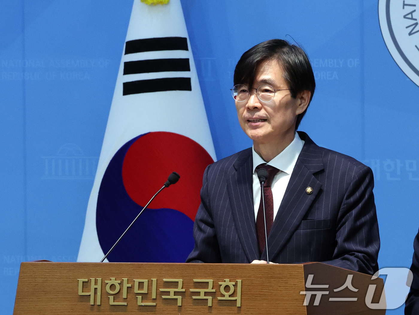 (서울=뉴스1) 황기선 기자 = 조경태 국민의힘 의원이 28일 오후 서울 여의도 국회 소통관에서 중앙윤리위원회의 징계 관련 기자회견을 하고 있다.조 의원은 야당 몫 국회부의장으로 …