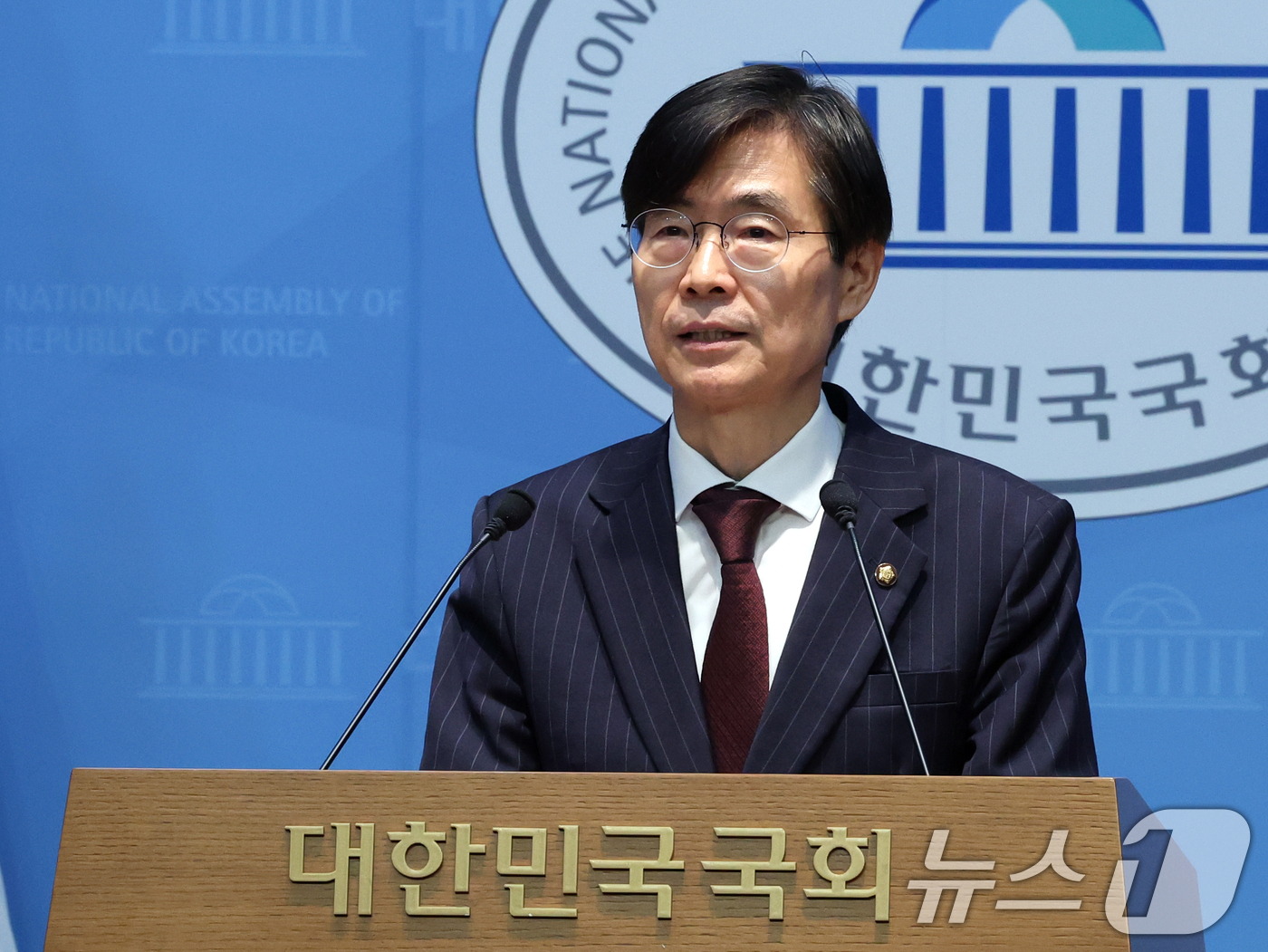 (서울=뉴스1) 황기선 기자 = 조경태 국민의힘 의원이 28일 오후 서울 여의도 국회 소통관에서 중앙윤리위원회의 징계 관련 기자회견을 하고 있다.조 의원은 야당 몫 국회부의장으로 …