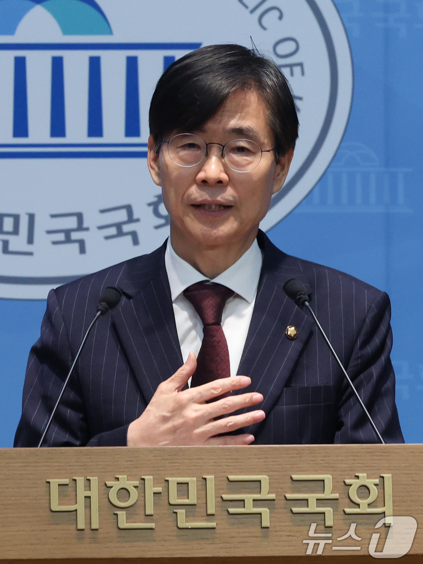 (서울=뉴스1) 황기선 기자 = 조경태 국민의힘 의원이 28일 오후 서울 여의도 국회 소통관에서 중앙윤리위원회의 징계 관련 기자회견을 하고 있다.조 의원은 야당 몫 국회부의장으로 …