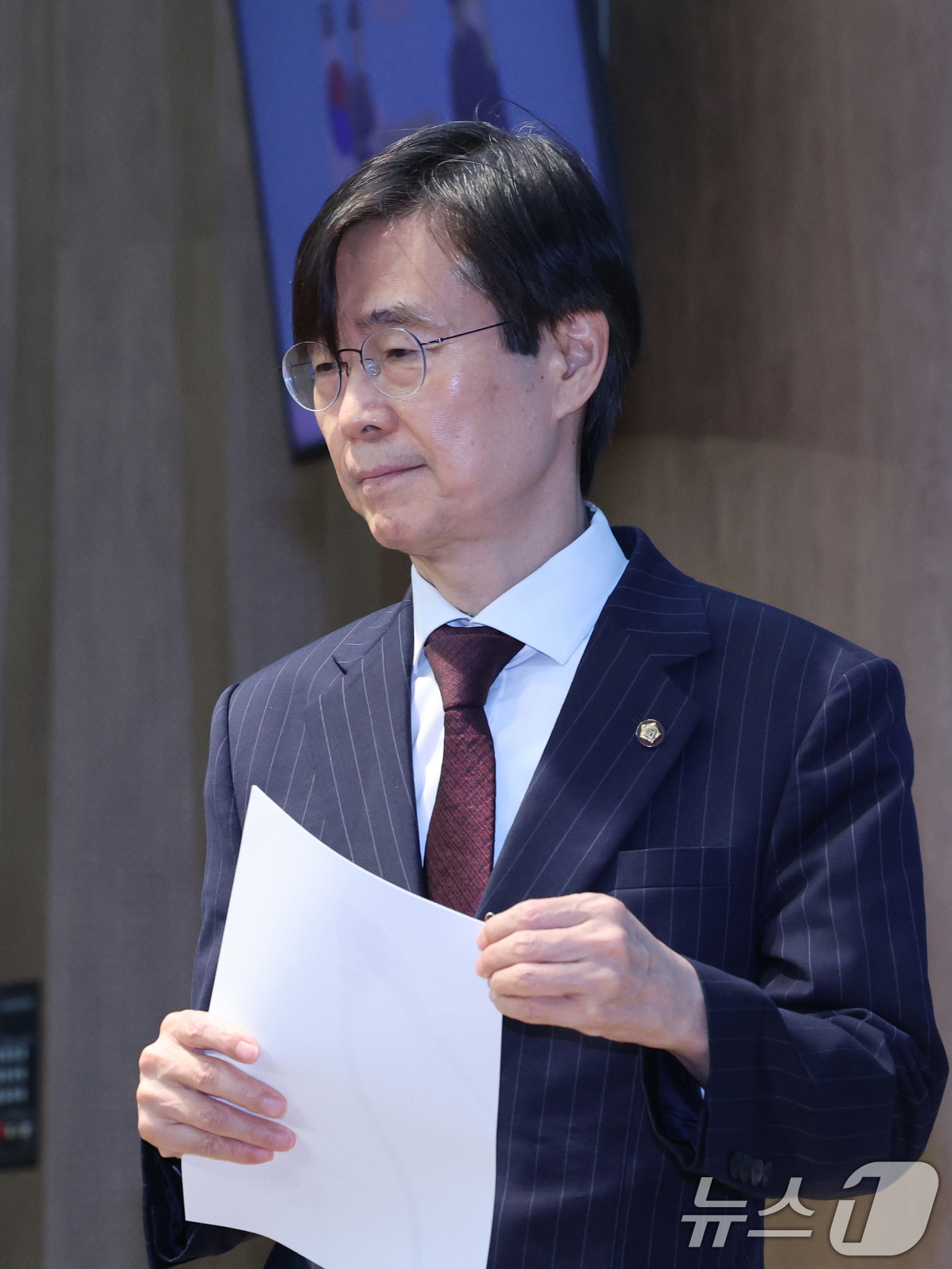 (서울=뉴스1) 황기선 기자 = 조경태 국민의힘 의원이 28일 오후 서울 여의도 국회 소통관에서 중앙윤리위원회의 징계 관련 기자회견을 위해 이동하고 있다.조 의원은 야당 몫 국회부 …