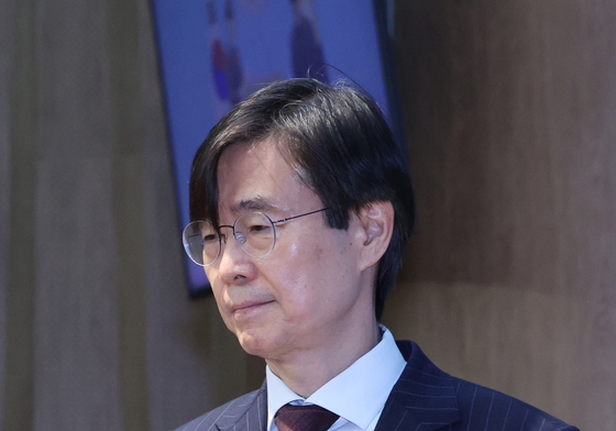 기자회견위해 단상으로 향하는 조경태 의원