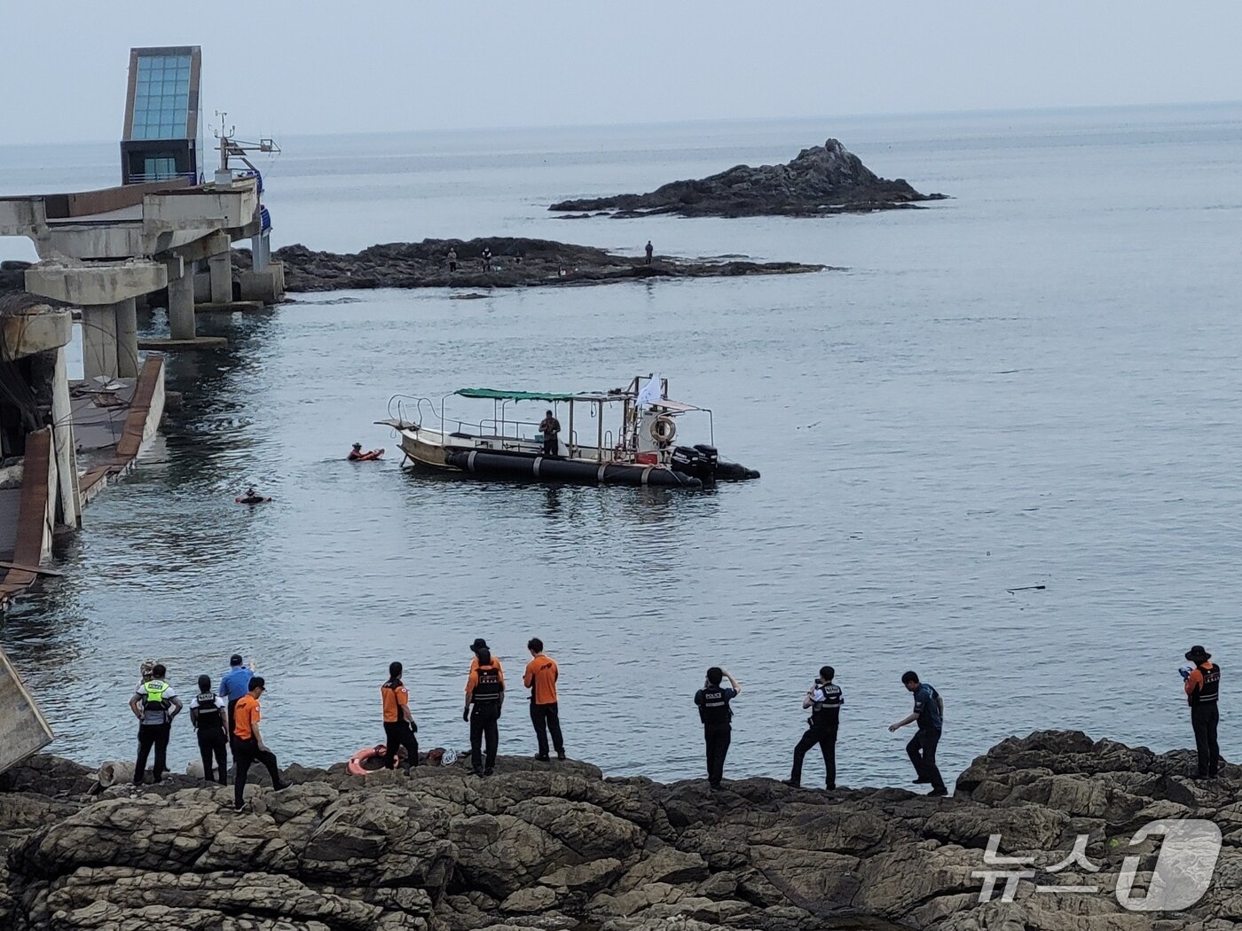 본문 이미지 - 28일 오후 1시 15분쯤 경북 포항시 남구 구룡포읍 장길리 보릿돌교가 붕괴돼 소방 당국이 잠수 장비를 투입해 추가 인명피해가 있는지 수색하고 있다.(경북소방본부 제공. 재판매 및 DB금지)2026.7.28/뉴스1
