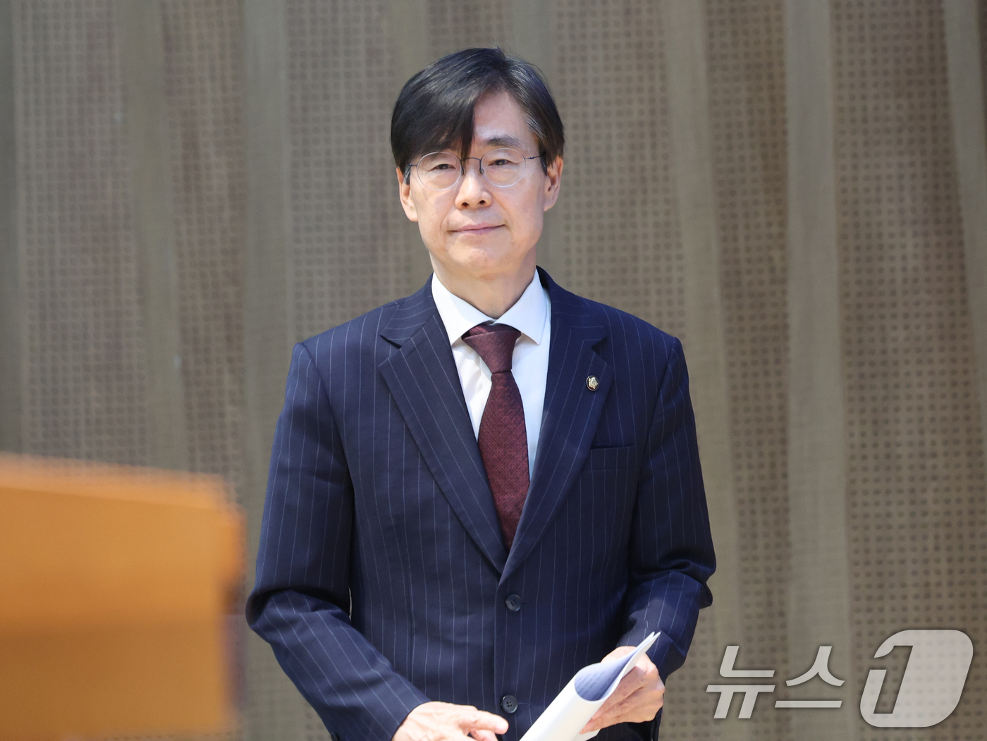 (서울=뉴스1) 황기선 기자 = 조경태 국민의힘 의원이 28일 오후 서울 여의도 국회 소통관에서 중앙윤리위원회의 징계 관련 기자회견을 위해 이동하고 있다.조 의원은 야당 몫 국회부 …