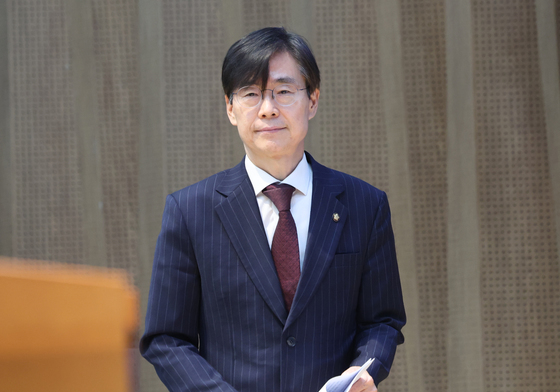 기자회견위해 단상으로 향하는 조경태 의원