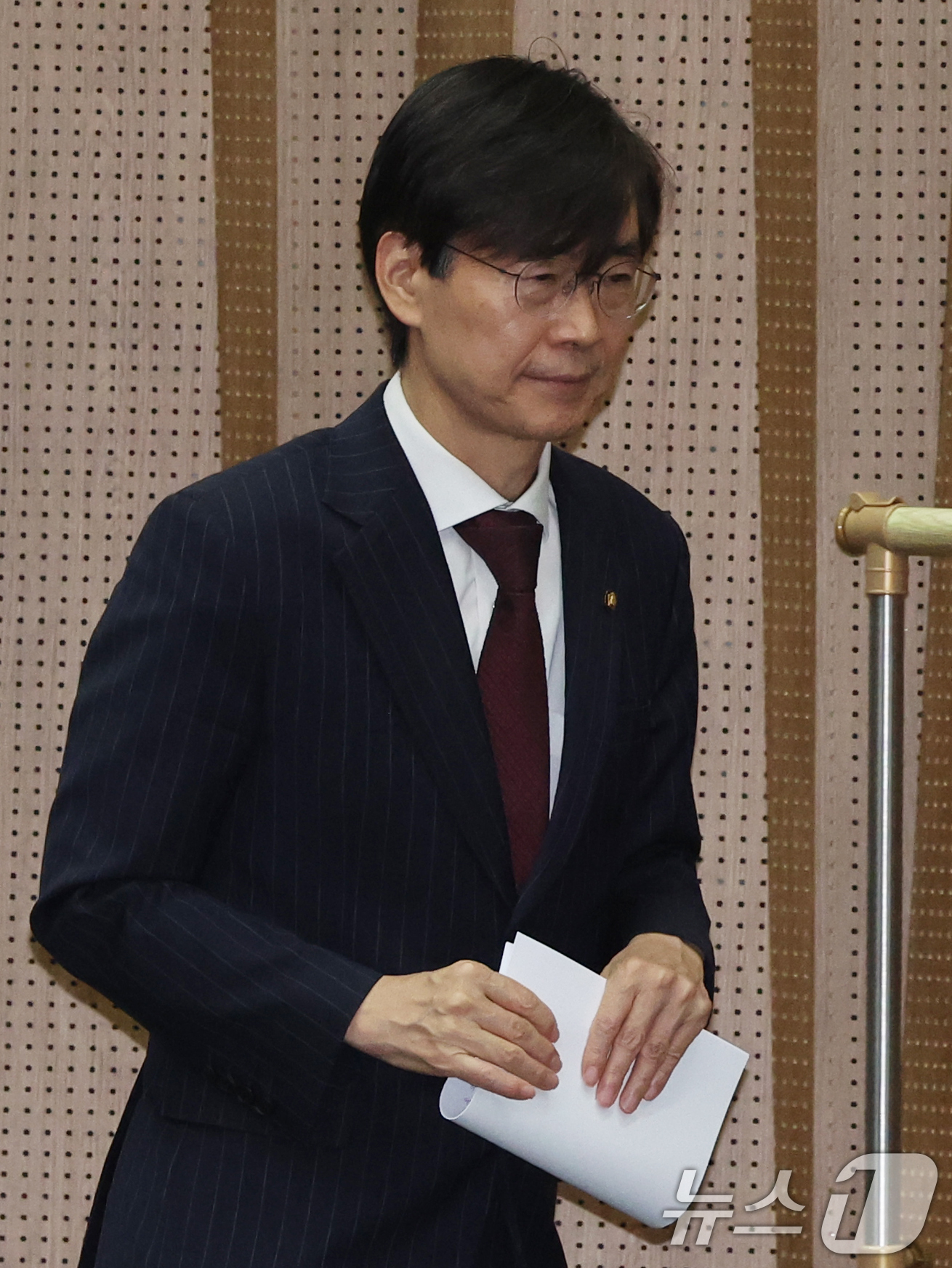 (서울=뉴스1) 황기선 기자 = 조경태 국민의힘 의원이 28일 오후 서울 여의도 국회 소통관에서 중앙윤리위원회의 징계 관련 기자회견을 위해 이동하고 있다.조 의원은 야당 몫 국회부 …