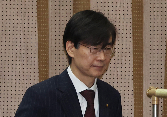 기자회견 위해 이동하는 조경태 의원