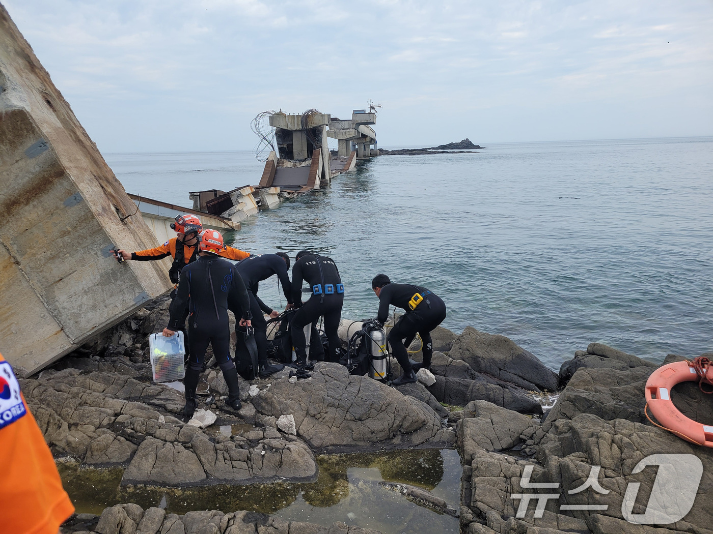(포항=뉴스1) 공정식 기자 = 28일 오후 1시 15분쯤 경북 포항시 남구 구룡포읍 장길리 보릿돌교 교각과 상판 일부가 무너지는 사고가 발생했다. (포항남부소방서 제공. 재판매 …