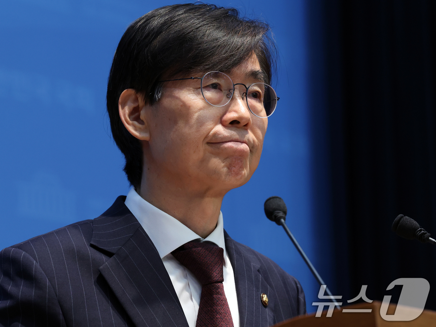(서울=뉴스1) 황기선 기자 = 조경태 국민의힘 의원이 28일 오후 서울 여의도 국회 소통관에서 중앙윤리위원회의 징계 관련 기자회견 도중 생각에 잠겨 있다. 조 의원은 야당 몫 국 …