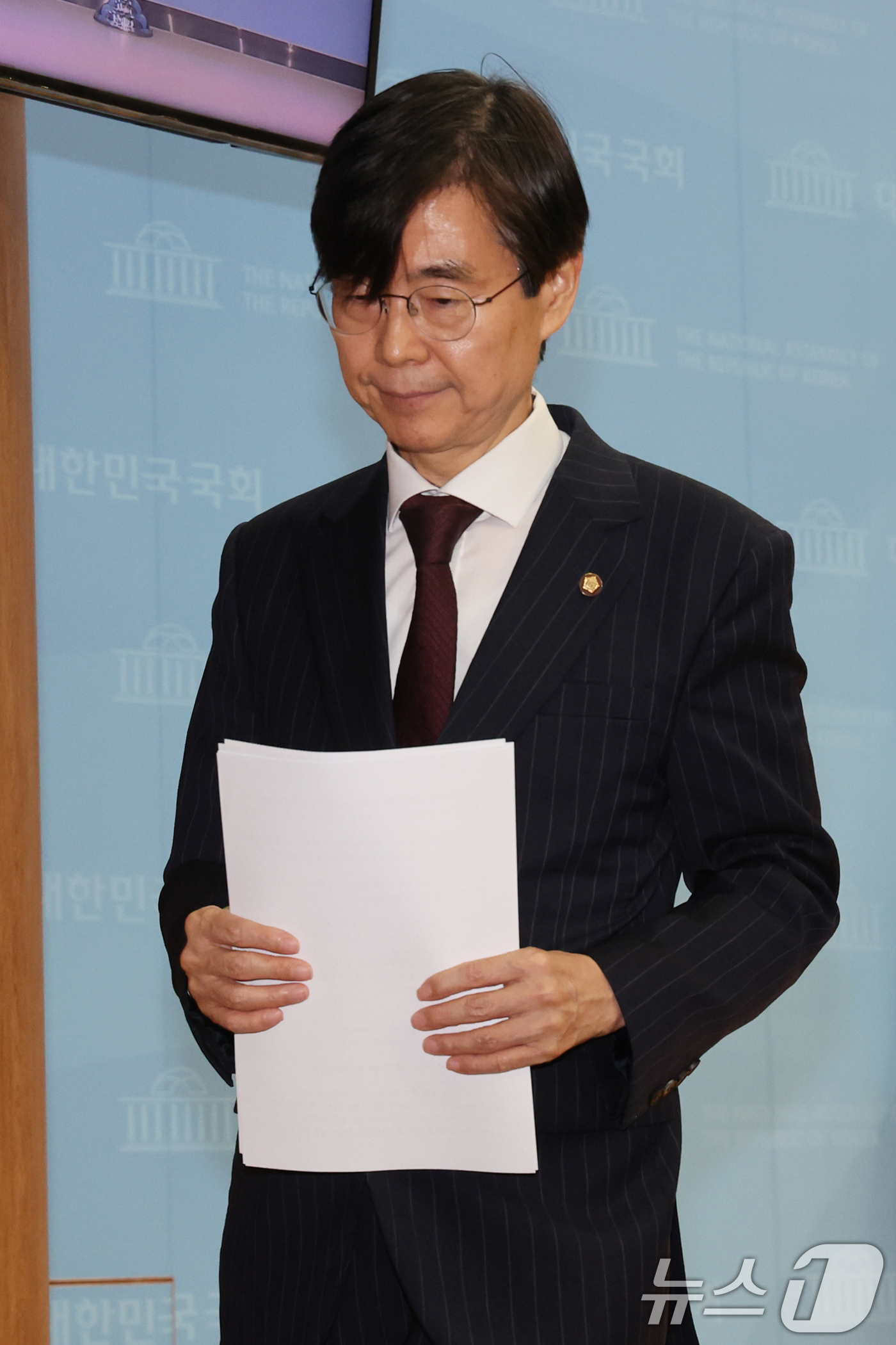 (서울=뉴스1) 황기선 기자 = 조경태 국민의힘 의원이 28일 오후 서울 여의도 국회 소통관에서 중앙윤리위원회의 징계 관련 기자회견을 마치고 이동하고 있다. 조 의원은 야당 몫 국 …
