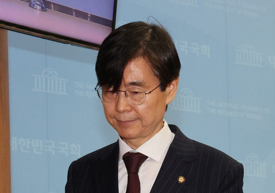 기자회견 마친 조경태 의원