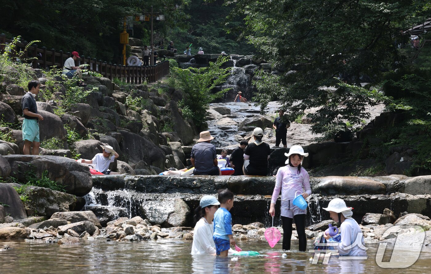 본문 이미지 - 전국 대부분 지역에 폭염특보가 내려져 무더운 날씨를 보인 28일 경기 과천시 과천향교 인근 계곡에서 시민들이 물놀이를 하며 더위를 식히고 있다. 2026.7.28 ⓒ 뉴스1 김영운 기자