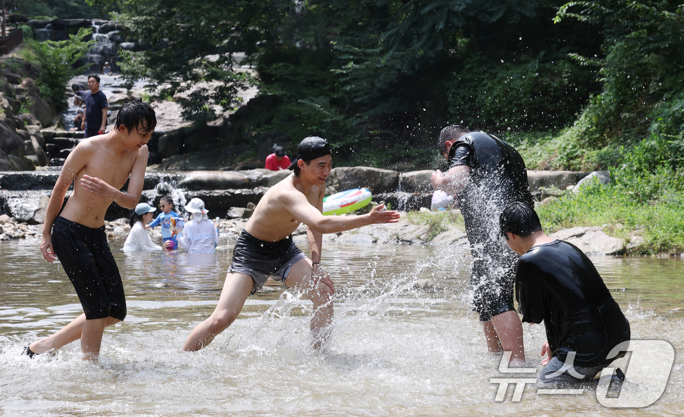 (과천=뉴스1) 김영운 기자 = 전국 대부분 지역에 폭염특보가 내려져 무더운 날씨를 보인 28일 경기 과천시 과천향교 인근 계곡에서 학생들이 물놀이를 하며 더위를 식히고 있다. 2 …