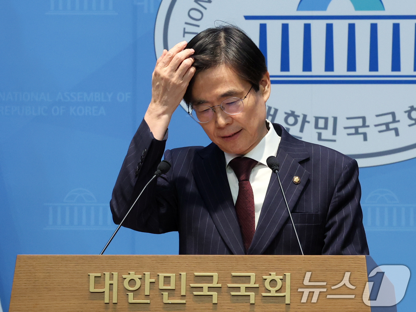 (서울=뉴스1) 황기선 기자 = 조경태 국민의힘 의원이 28일 오후 서울 여의도 국회 소통관에서 중앙윤리위원회의 징계 관련 기자회견 도중 머리를 만지고 있다.조 의원은 야당 몫 국 …