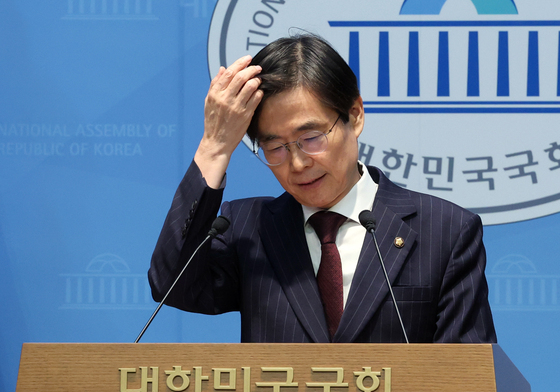 머리 만지는 조경태 의원