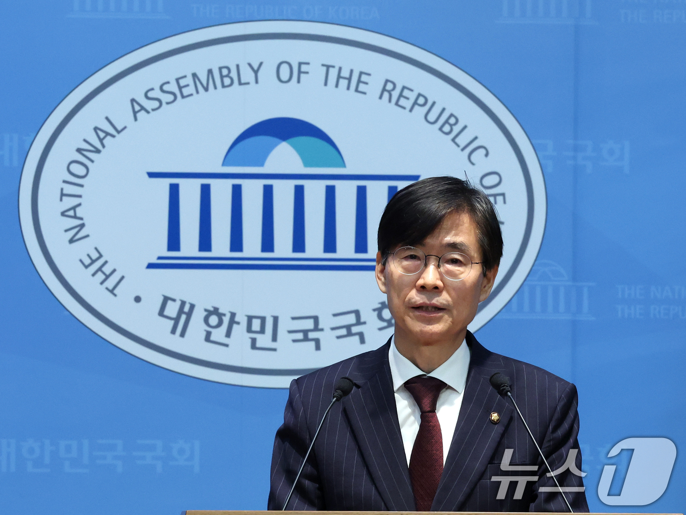 (서울=뉴스1) 황기선 기자 = 조경태 국민의힘 의원이 28일 오후 서울 여의도 국회 소통관에서 중앙윤리위원회의 징계 관련 기자회견을 하고 있다.조 의원은 야당 몫 국회부의장으로 …