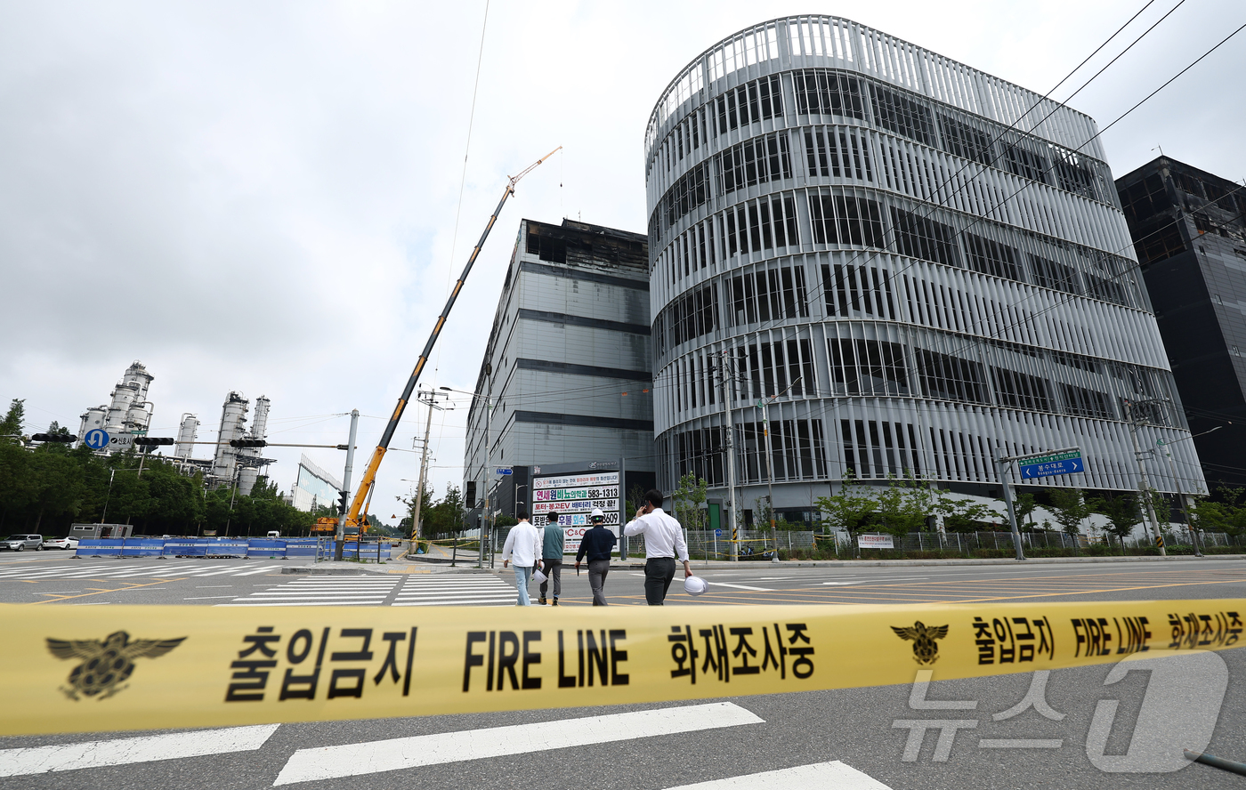 (인천=뉴스1) 김민지 기자 = 인천 쿠팡 물류센터 화재 조사를 위한 합동 감식이 진행된 28일 인천 서해구 쿠팡32물류센터에서 감식팀이 이동하고 있다. 2026.7.28 2026 …
