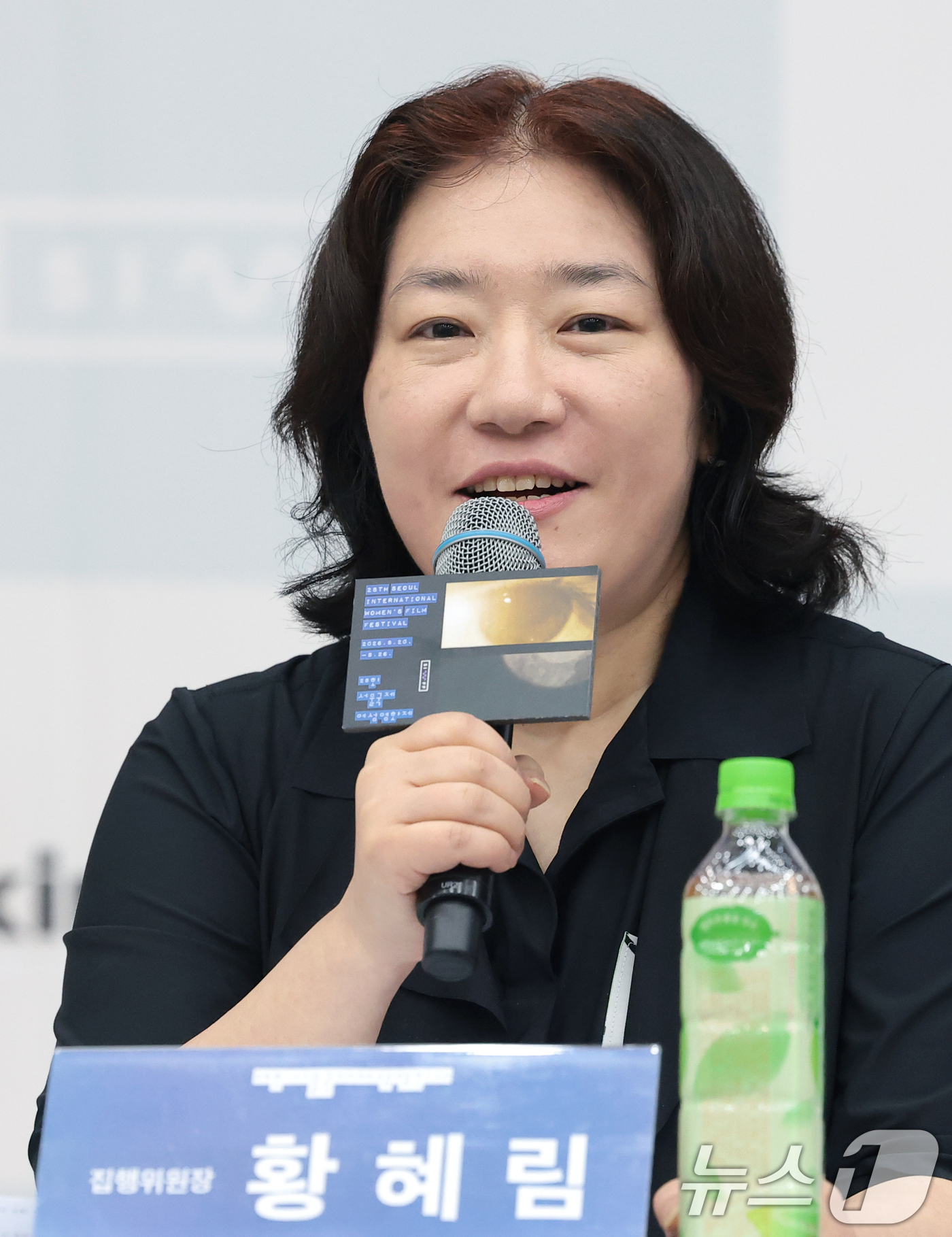 (서울=뉴스1) 권현진 기자 = 황혜림 집행위원장이 28일 서울 마포구 마포중앙도서관에서 열린 ‘28회 서울국제여성영화제’ 공식 기자간담회에서 영화제를 소개하고 있다. 2026.7 …