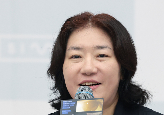 서울국제여성영화제 소개하는 황혜림 집행위원장