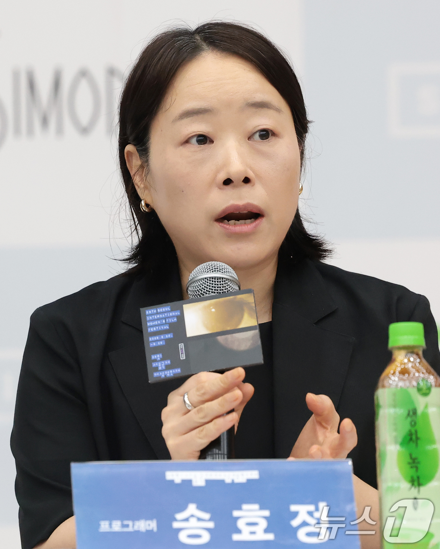 (서울=뉴스1) 권현진 기자 = 송효정 프로그래머가 28일 서울 마포구 마포중앙도서관에서 열린 ‘28회 서울국제여성영화제’ 공식 기자간담회에서 프로그램 및 센션을 소개하고 있다. …