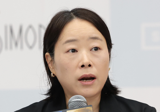 서울국제여성영화제 소개하는 송표정 프로그래머