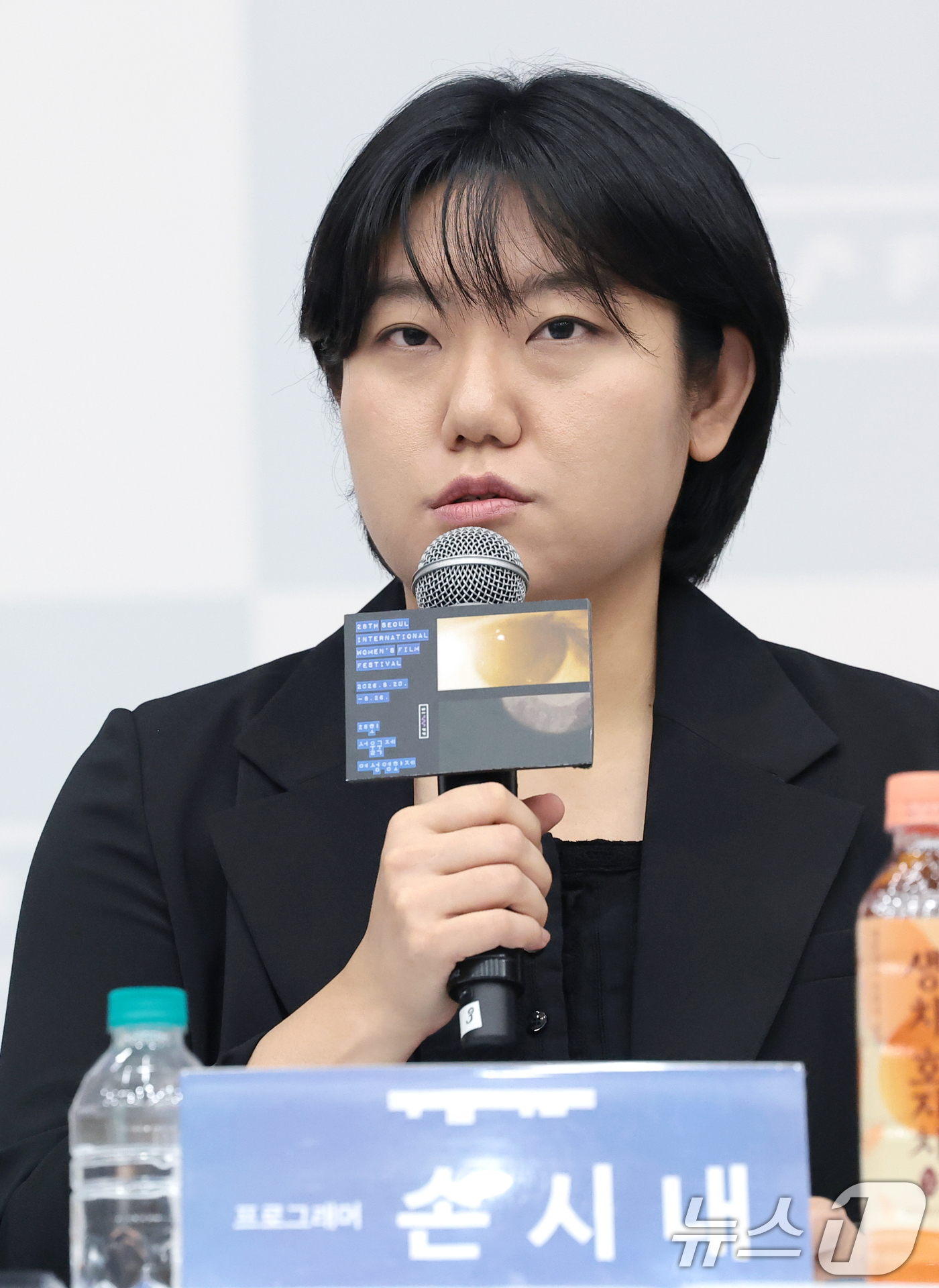 (서울=뉴스1) 권현진 기자 = 손시내 프로그래머가 28일 서울 마포구 마포중앙도서관에서 열린 ‘28회 서울국제여성영화제’ 공식 기자간담회에서 프로그램 및 센션을 소개하고 있다. …